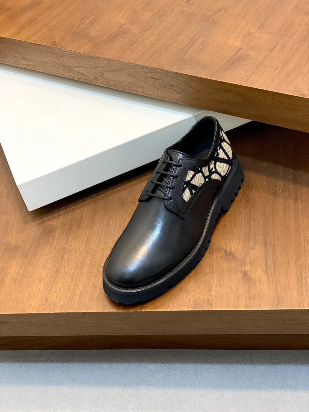 Men's shoes 💰740 VALENTINO Valentino's new men's fashionable casual leather shoes. These leather shoes are made of imported cowhide leather uppers, dyed calfskin lining and calfskin insoles. The upper foot is soft, comfortable and breathable. Comes with complete packaging in the original box! Visible details and quality. Size: 39-44 (customized at 38.45.46)